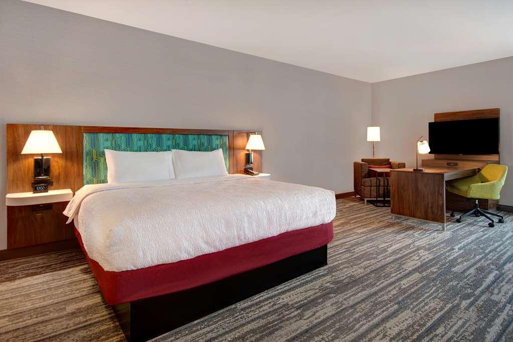 Hampton Inn & Suites Ontario Ранчо-Кукамонга Номер фото